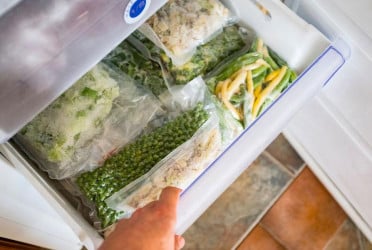 ফ্রিজে বরফ জমলে যেভাবে পরিষ্কার করবেন