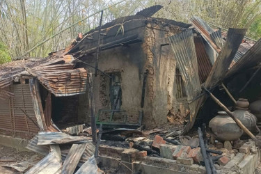 বগুড়ায় স্বেচ্ছাসেবক লীগ নেতার বাড়িতে আগুন