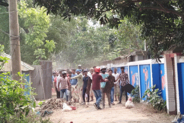 বেড়ায় দুই গ্রামের বাসিন্দাদের মধ্যে সংঘর্ষ, আহত অর্ধশতাধিক