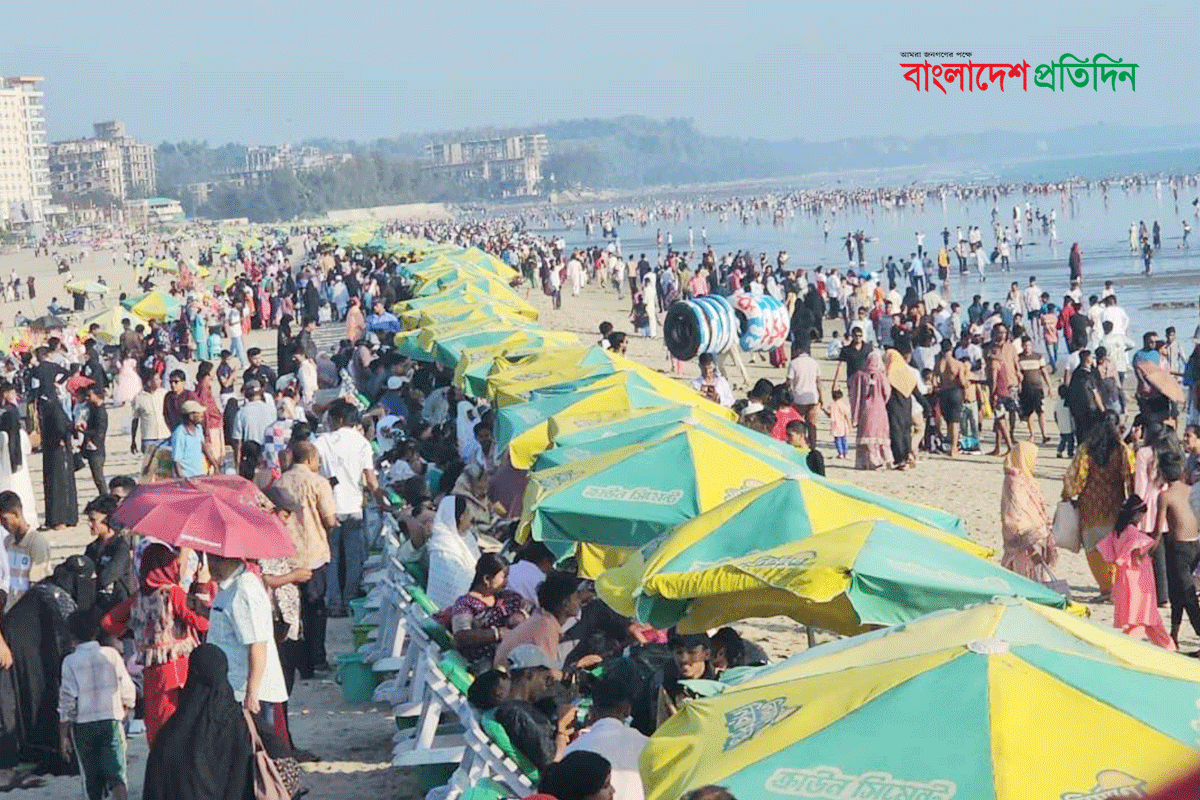কক্সবাজারে এখনো উৎসবের আমেজ