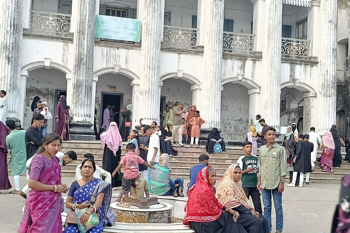 বালিয়াটি জমিদার বাড়িতে দর্শনার্থীদের উপচে পড়া ভীড়