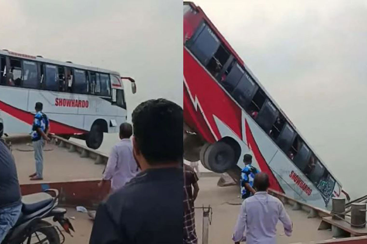 ফেরিতে ওঠার সময় যাত্রীবাহী বাস নদীতে, হতাহতের শঙ্কা