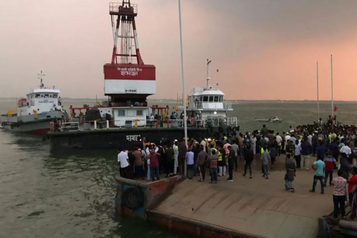 ফেরিতে ওঠার সময় যাত্রীবাহী বাস নদীতে: ৩ জনের মরদেহ উদ্ধার