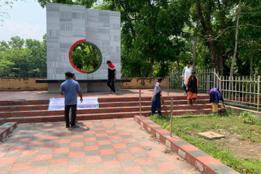 আগৈলঝাড়ায় মুক্তিযুদ্ধ স্মৃতিসৌধ পরিষ্কার-পরিচ্ছন্ন করল বসুন্ধরা শুভসংঘ