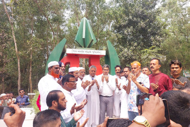 শ্রীপুরের সাতখামাইর গণকবরে শহীদদের প্রতি শ্রদ্ধা