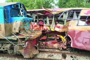 গেটম্যানের অবহেলাতেই কুমিল্লায় বাস-ট্রেন সংঘর্ষ