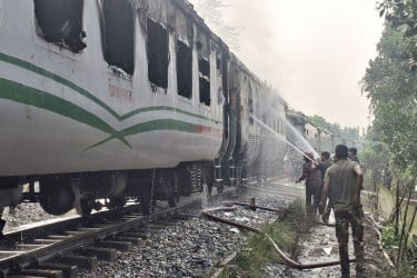 আগুনে চট্টলা এক্সপ্রেসের পুড়ে গেছে দুই বগি