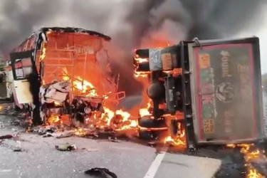 ভারতে বাস-লরির সংঘর্ষে ভয়াবহ অগ্নিকাণ্ড, নিহত ১৪