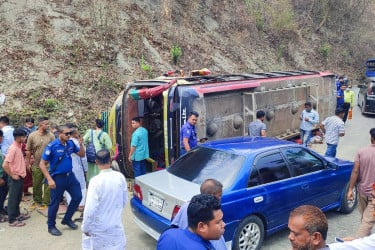 রাঙামাটিতে যাত্রীবাহী বাস উল্টে আহত ১৯