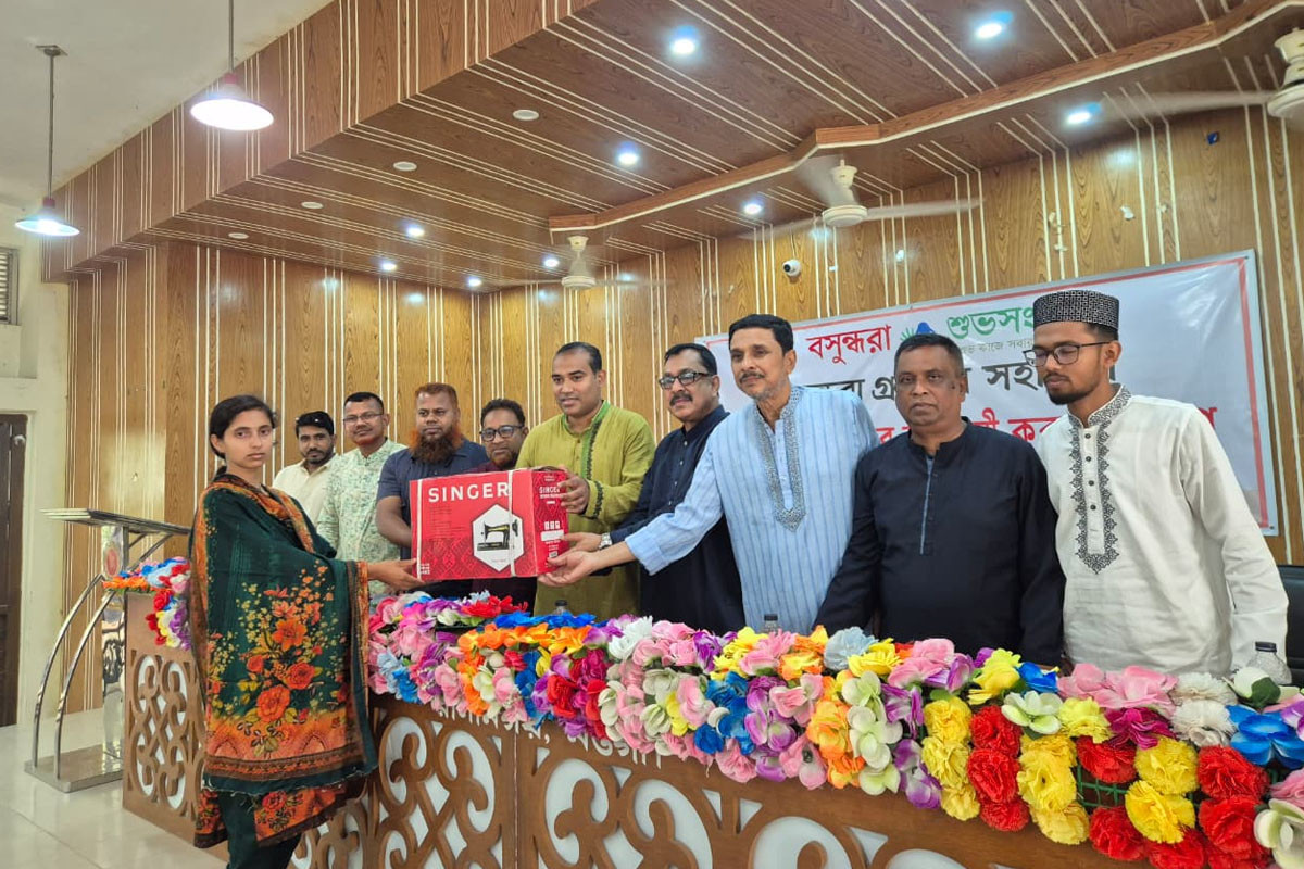 নারীদের স্বাবলম্বী করতে নওগাঁয় বসুন্ধরা শুভসংঘের সেলাই মেশিন বিতরণ