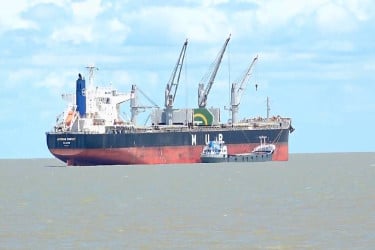 চট্টগ্রাম বন্দরে ৩৪ জ্বালানিবাহী জাহাজের ২৭টি খালাস