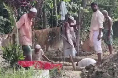 এক পরিবারের জীবনের গল্পের সমাপ্তি, পাশাপাশি খোঁড়া হলো চার কবর