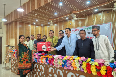 নারীদের স্বাবলম্বী করতে নওগাঁয় বসুন্ধরা শুভসংঘের সেলাই মেশিন বিতরণ