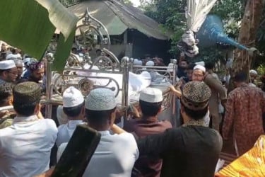 কুমিল্লায় সড়ক দুর্ঘটনা : পাশাপাশি কবরে চিরনিদ্রায় শায়িত বাবা-মা ও দুই সন্তান