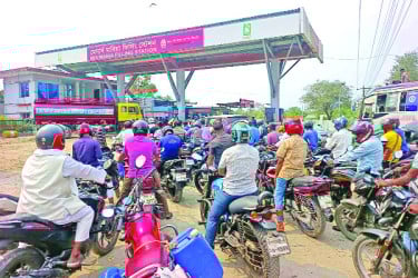 ফিলিং স্টেশনের সামনে চালকদের দীর্ঘ সারি