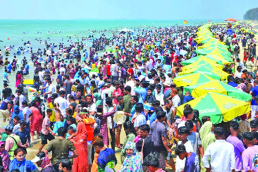 টানা ছুটিতে লোকারণ্য কক্সবাজার