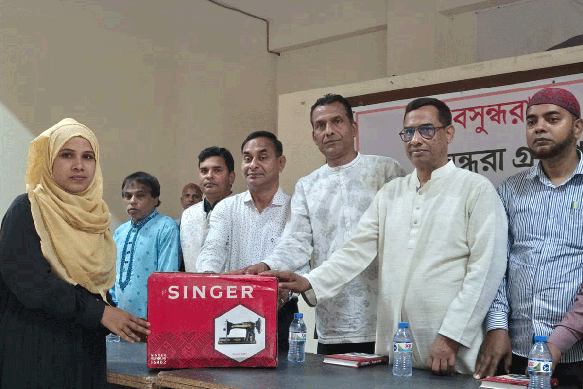 বদলগাছীতে অস্বচ্ছল নারীদের পাশে বসুন্ধরা শুভসংঘ