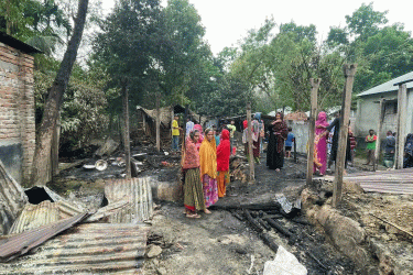 মশার কয়েল থেকে অগ্নিকাণ্ডে দুই কৃষক অগ্নিদগ্ধ