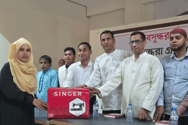 বদলগাছীতে অস্বচ্ছল নারীদের পাশে বসুন্ধরা শুভসংঘ