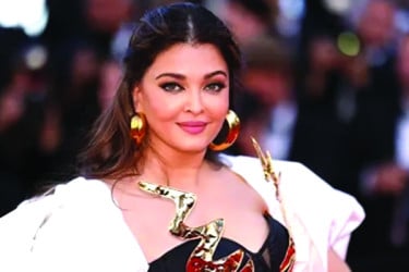 যেমন স্বামী চেয়েছিলেন ঐশ্বরিয়া