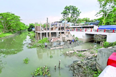 শতবর্ষী খাল দখল করে ভবন নির্মাণ