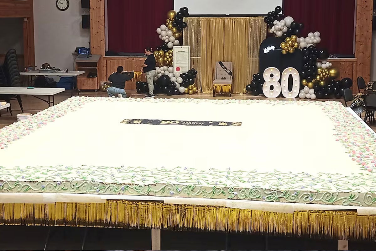 জন্মদিনে ৬ হাজার পাউন্ডের কেক কাটলেন ক্যাফের মালিক