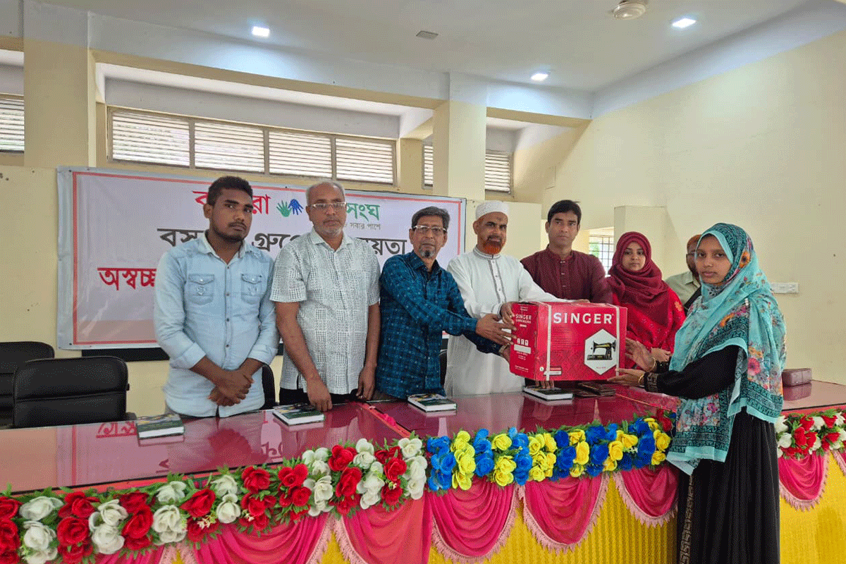 নওগাঁয় অস্বচ্ছল নারীদের পাশে বসুন্ধরা শুভসংঘ