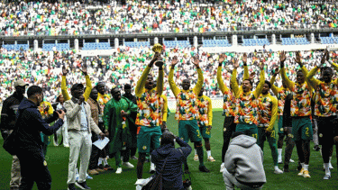 শিরোপা বাতিলের পরও ট্রফি প্রদর্শন করছে সেনেগাল