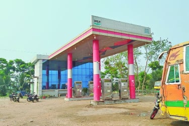 পাম্পে তেল না পেয়ে ট্রাকচাপায় ব্যবস্থাপককে হত্যা