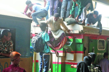 বাসের ভোগান্তি ট্রেনেও