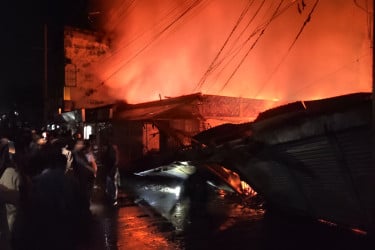 সুনামগঞ্জে ভয়াবহ অগ্নিকাণ্ড, পুড়ে ছাই ১৫ দোকান