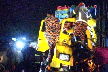 ঘোড়াঘাটে বিকল ট্রাকের পেছনে আরেক ট্রাকের ধাক্কা, সহকারী নিহত