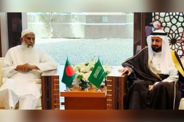 ধর্মমন্ত্রীর সঙ্গে সৌদি হজ মন্ত্রীর বৈঠক, হজ ও উমরাহ সেবায় সহযোগিতা জোরদার