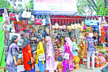 ঘর সাজানোর বিভিন্ন জিনিসপত্র কিনছেন নারীরা