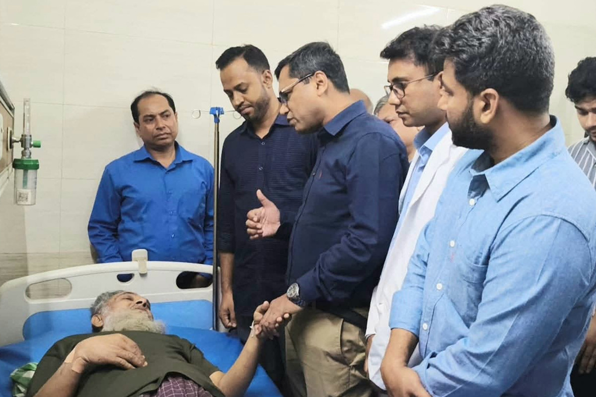 প্রধানমন্ত্রীর নির্দেশনায় শহীদ মুগ্ধের বাবার চিকিৎসার খোঁজ নিলো ‘আমরা বিএনপি পরিবার’