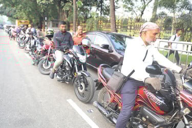 রাজধানীর পেট্রোলপাম্পে যানবাহনের দীর্ঘ লাইন