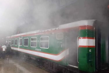 মৌলভীবাজারে চলন্ত ট্রেনে আগুন, সারাদেশের সঙ্গে রেল যোগাযোগ বন্ধ