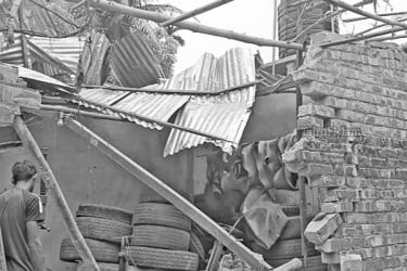 হাওয়া মেশিন বিস্ফোরণে উড়ে গেল দোকান