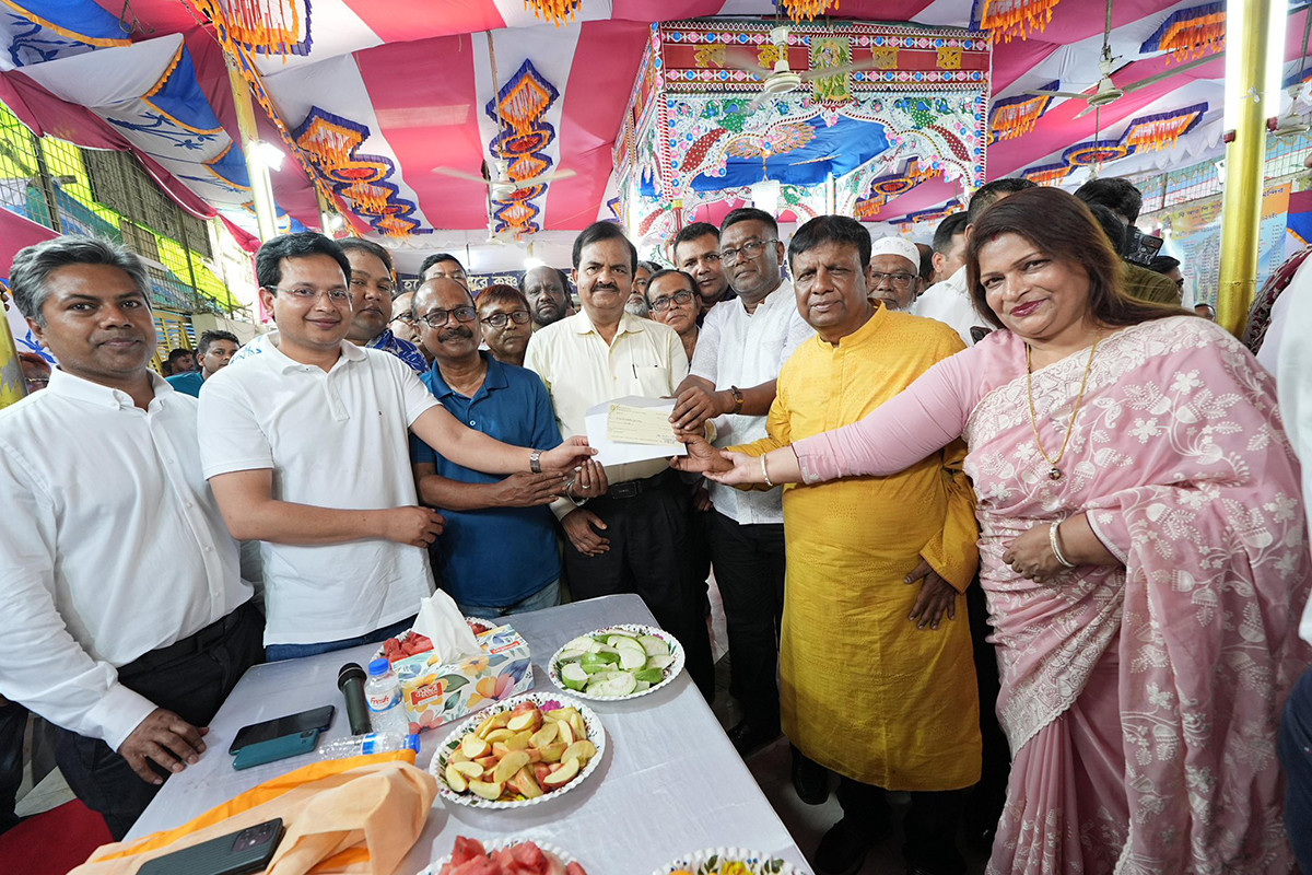 প্রধানমন্ত্রীর পক্ষ থেকে ঢাকা-১৭ আসনে ৪টি মন্দিরে আর্থিক সহায়তা