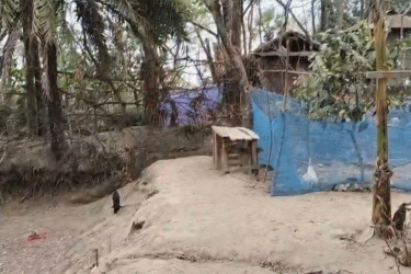 সড়কে বেড়া দিয়ে চলাচলের পথ বন্ধ করে দেওয়ার অভিযোগ