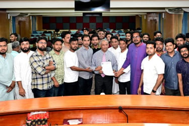 নিরাপদ ও শিক্ষার্থীবান্ধব ক্যাম্পাস গড়ার দাবিতে চবি উপাচার্যকে স্মারকলিপি