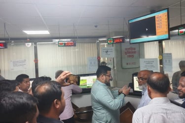 নাগরিক সেবা কার্যক্রম সরাসরি প্রত্যক্ষ করলেন ভূমি প্রতিমন্ত্রী মীর হেলাল