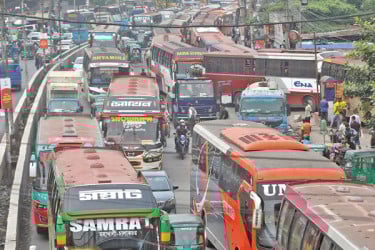 চেনা রূপে ফিরছে ঢাকা