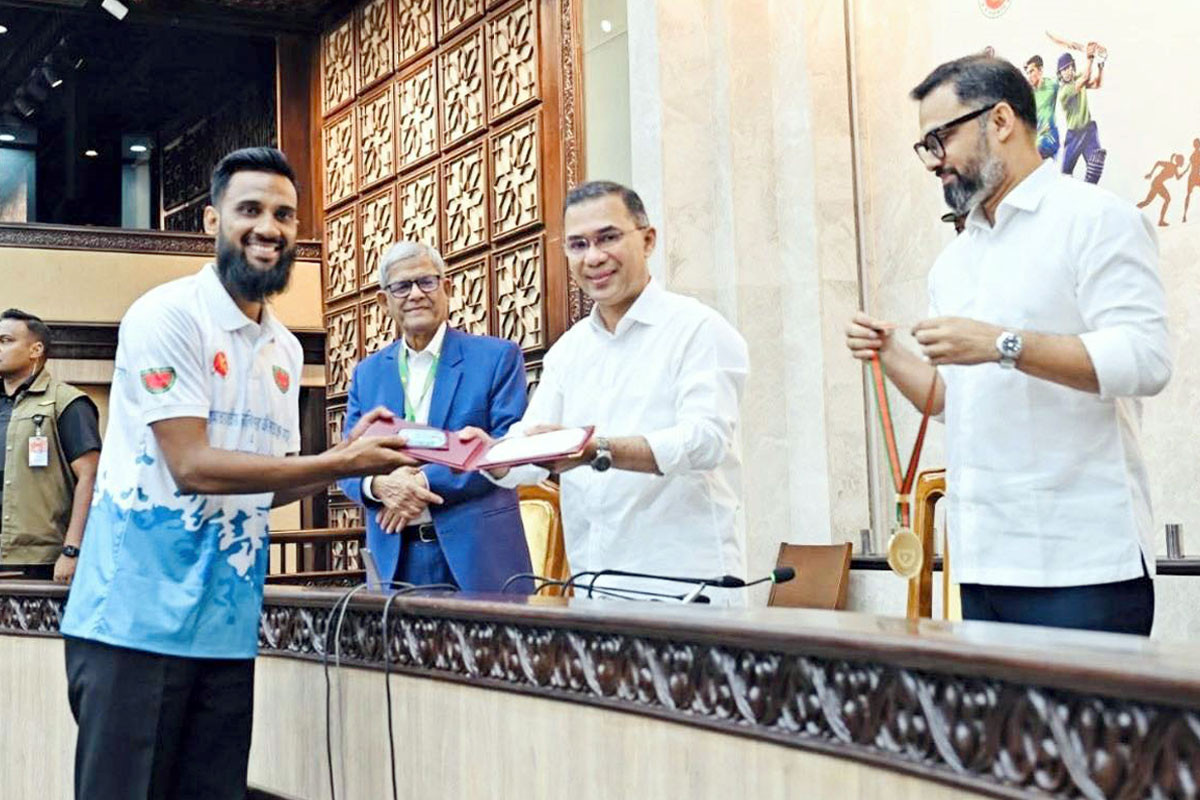 পছন্দের ক্রিকেট ছেড়ে দেশসেরা শাটলার তানভীর