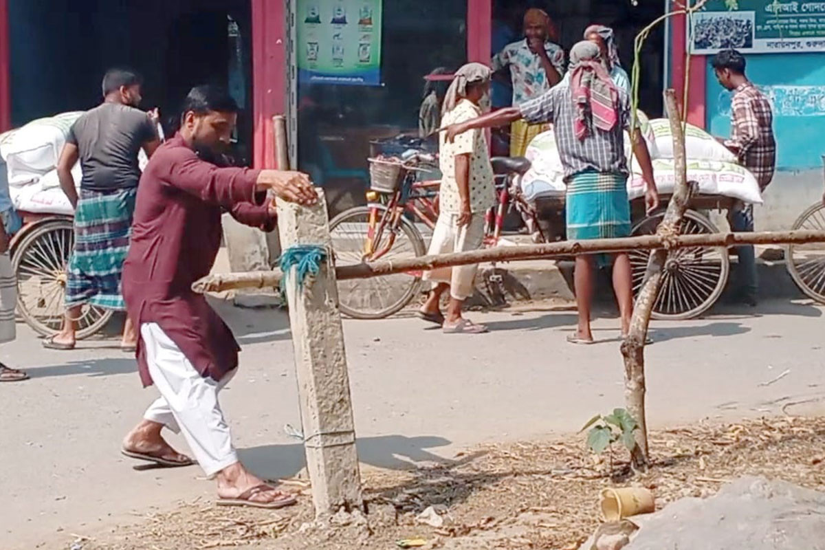 গুরুদাসপুরে সড়কের প্রায় ৪ শতক জায়গা দখলমুক্ত