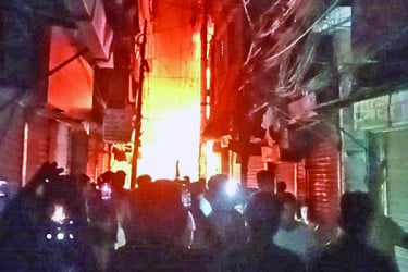 পুরান ঢাকার বংশালে ভবনে আগুন