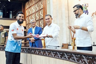 পছন্দের ক্রিকেট ছেড়ে দেশসেরা শাটলার তানভীর