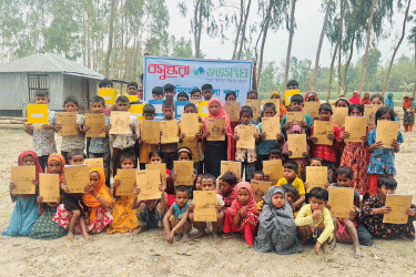 লালমনিরহাটে বসুন্ধরা শুভসংঘের শিক্ষাসামগ্রী উপহার
