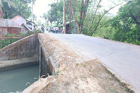 দুই বছরেও সংস্কার হয়নি গাবখান বাজার ব্রিজ