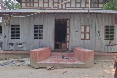মাদারীপুরে দুই পক্ষের সংঘর্ষে বাড়িঘর ভাঙচুর, ককটেল বিস্ফোরণ